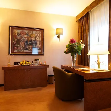 De La Hotell 4*