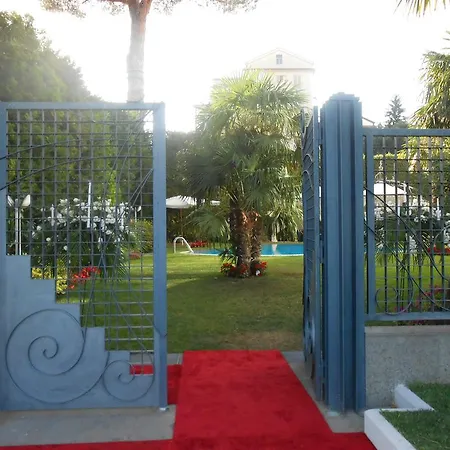 Hotel De La 4*