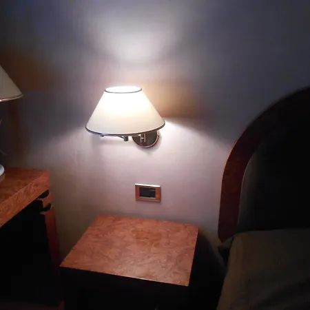 Hotel De La 4*