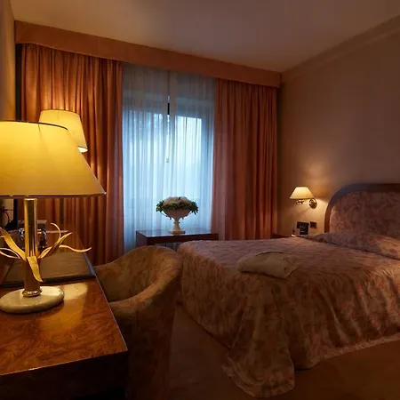 Hotel De La 4*